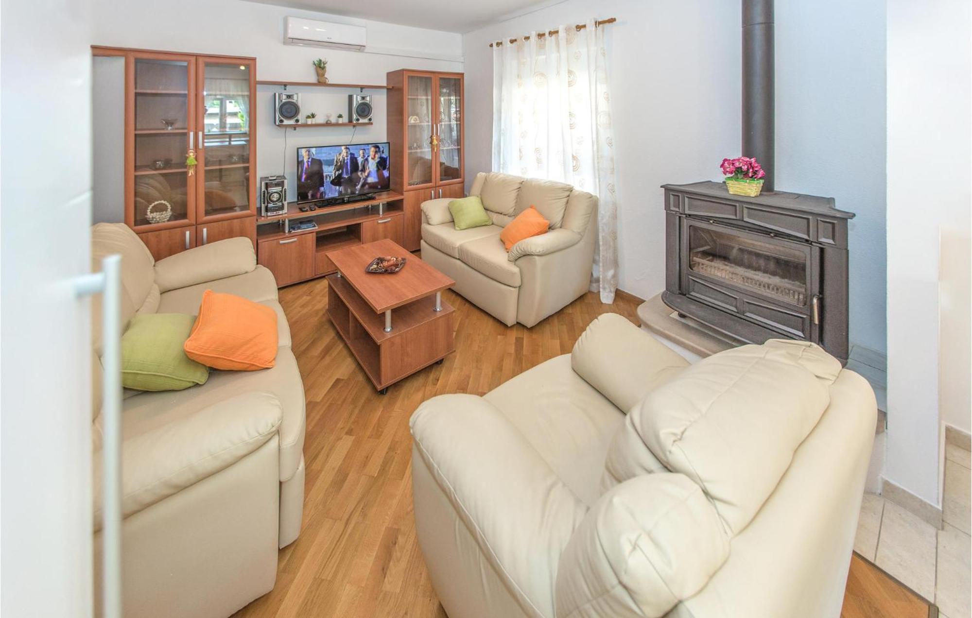 3 Bedroom Lovely Home In Plat 米利尼 外观 照片